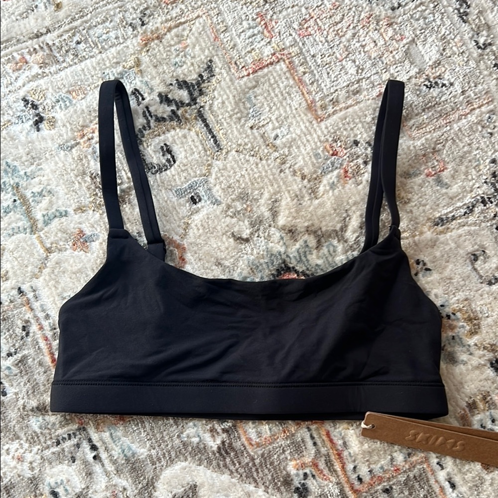 SKIMS ONYX Scoop Neck Bra